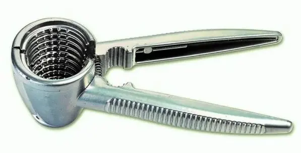 CASSE NOIX ET OUVRE CHAMPAGNE